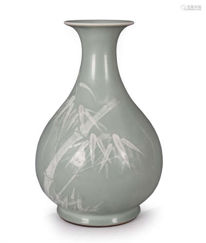Qing Dyn. Celadon-Glazed Porcelain Pear-Shaped Vase