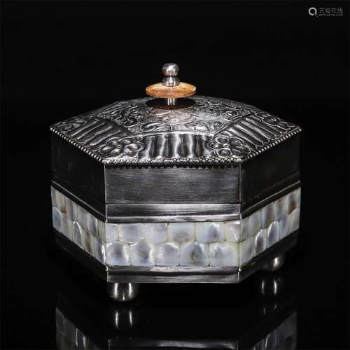 A Chinese Silver Gilding Cupronickel Box with Cover