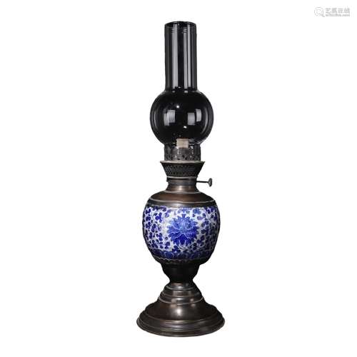 A Chinese Blue and White Porcelain Kerosene lamp