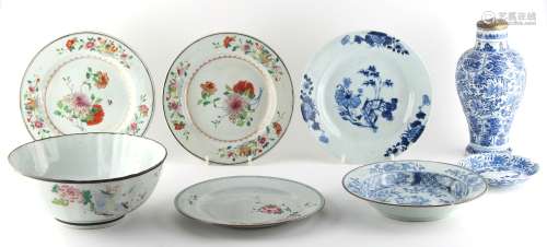 Property of a lady - a group of eight Chinese porcelain items, all 18th century Kangxi - Qianlong