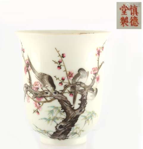 Property of a lady - a Chinese famille rose beaker, late 19th century, finely painted with four