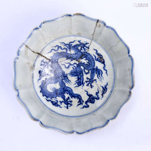 Blue and white dragon pattern folding plate