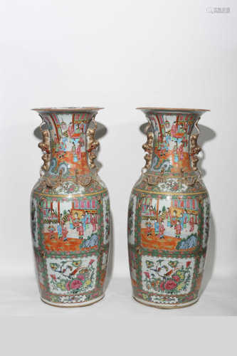 A pair of large bottles with flower patterns of Guangcai figures