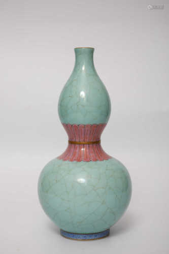 Glazes gourd bottle with sky blue background