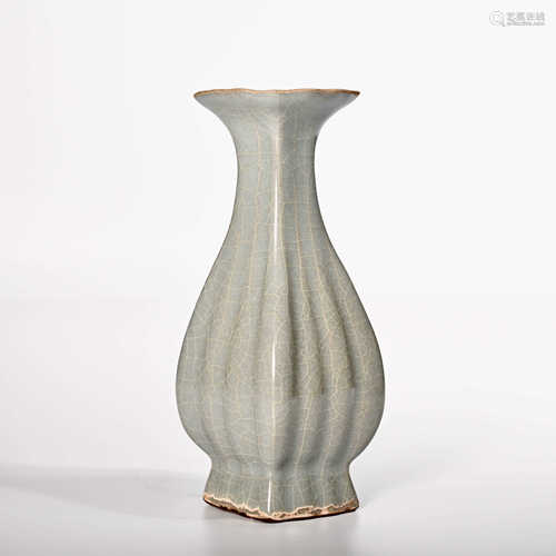 Lotus vase in Longquan kiln