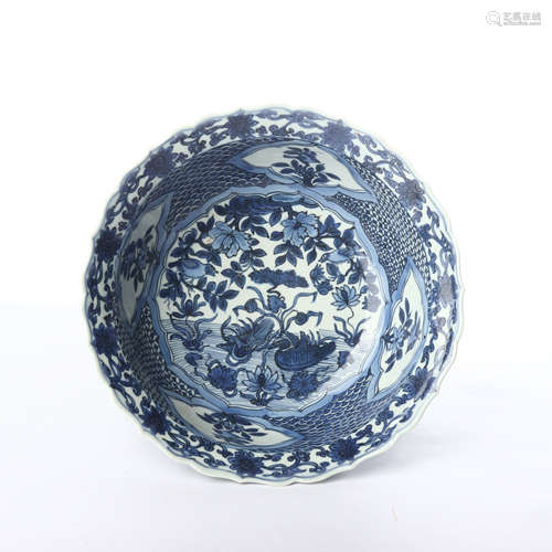 A bowl decorated with blue and white mandarin ducks playing in the water in the early Qing Dynasty