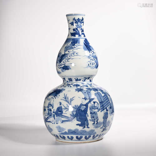 Blue and white gourd bottle with flower patterns