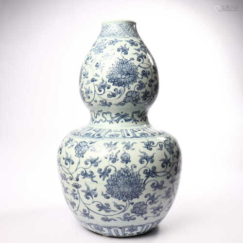 Gourd vase decorated with blue and white twined lotus in the middle of Qing Dynasty