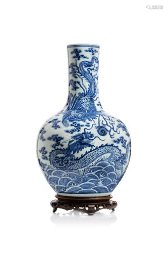 Blue and white vase with dragon and phoenix patterns