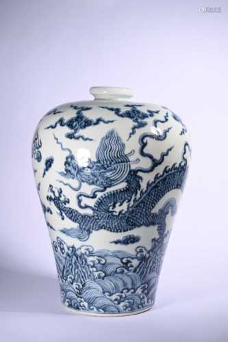 Plum vase decorated with blue and white auspicious clouds and dragon patterns