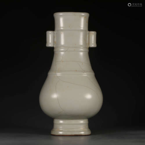 A Chinese Official Kiln Porcelain Vase