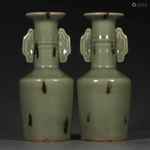 A Chinese Longquan Kiln Stippling Porcelain Double Ears Vase