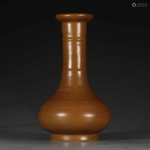 A Chinese Tea-Dust Glaze Porcelain Vase