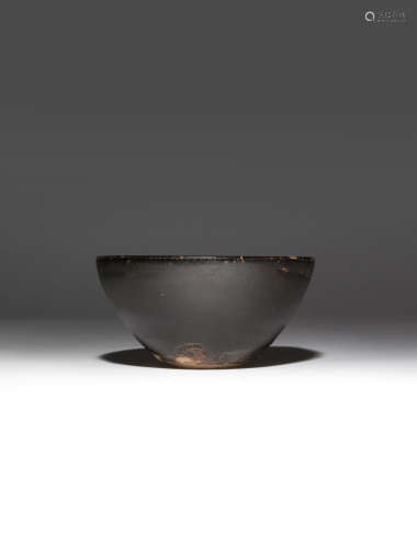A CHINESE JIZHOU BLACK GLAZED TEA BOWL SONG DYNASTY The deep rounded sides decorated with a thick