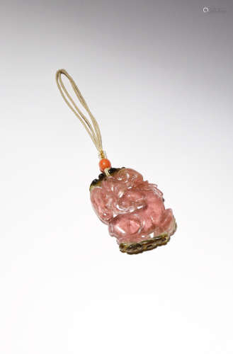 A CHINESE PINK TOURMALINE 'DEER' PENDANT QING DYNASTY Carved in openwork with a recumbent deer