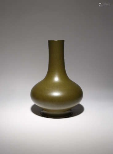 A FINE CHINESE IMPERIAL TEADUST GLAZED BOTTLE VASE, BIQIPING SIX CHARACTER QIANLONG MARK AND OF