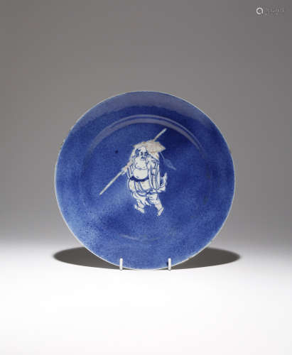A RARE CHINESE UNDERGLAZE BLUE AND RED POWDER BLUE-GROUND DISH KANGXI 1662-1722 Painted to the