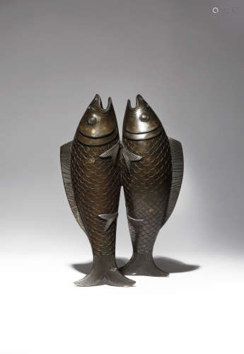 A CHINESE GOLD-SPLASHED BRONZE 'TWIN-FISH' VASE 18TH/19TH CENTURY Formed as two carp supported on