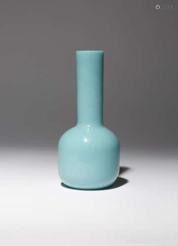 A CHINESE BEIJING TURQUOISE GLASS MALLET-SHAPED VASE QING DYNASTY The squat cylindrical body