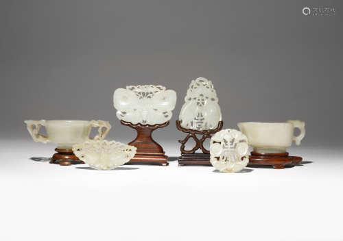 SIX CHINESE WHITE AND CELADON JADE ITEMS QING DYNASTY Comprising: a small pouring vessel set with