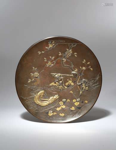 A JAPANESE MIXED METAL DISH MEIJI PERIOD, 19TH CENTURY Decorated to the well with two men fighting a