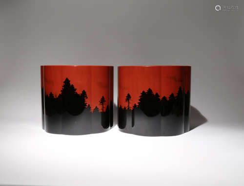 A PAIR OF JAPANESE WOOD AND LACQUER BRAZIERS, HIBACHI TAISHO OR SHOWA PERIOD, 20TH CENTURY Of