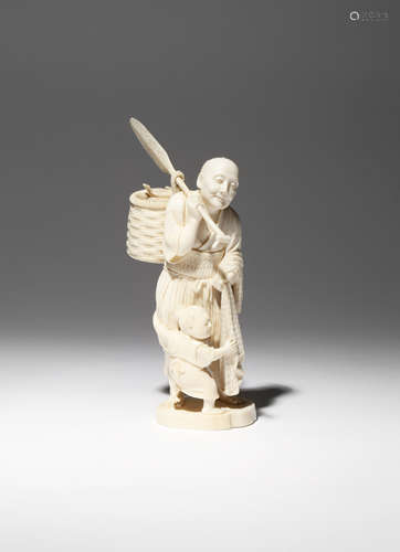 λ A JAPANESE IVORY CARVING OF A FISHERMAN, OKIMONO MEIJI PERIOD, 19TH CENTURY Depicting an elderly