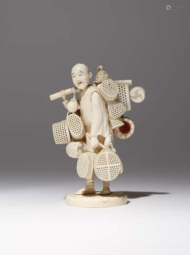 λ A JAPANESE IVORY CARVING, OKIMONO MEIJI PERIOD, 19TH CENTURY Carved as a basket seller, the street