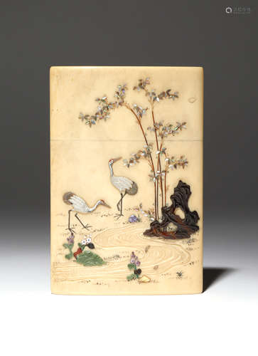 λ A JAPANESE SHIBAYAMA STYLE IVORY CARD CASE MEIJI PERIOD, 19TH CENTURY Decorated with inlays in