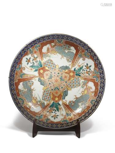 A MASSIVE JAPANESE IMARI CHARGER MEIJI OR TAISHO PERIOD, 19TH OR 20TH CENTURY The well typically