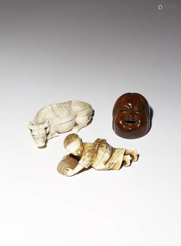 λ TWO JAPANESE IVORY CARVINGS EDO AND MEIJI PERIOD, 19TH CENTURY One a netsuke carved as a recumbent