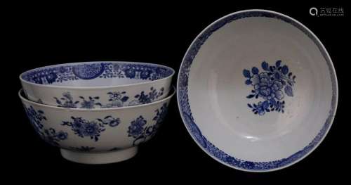 THREE BOWLS OF BLUE AND WHITE PORCELAIN