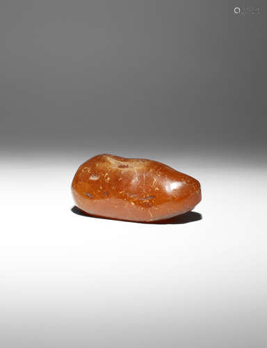 A LARGE PIECE OF AMBER PREHISTORIC Naturalistically formed, the fossilized tree resin of a warm dark