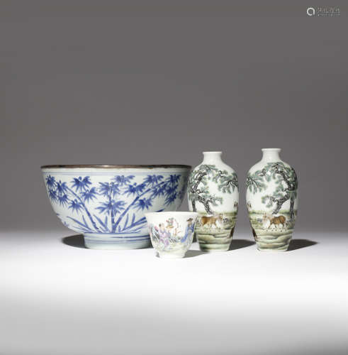 FOUR CHINESE PORCELAIN ITEMS 17TH CENTURY AND LATER Comprising: a blue and white bowl decorated with