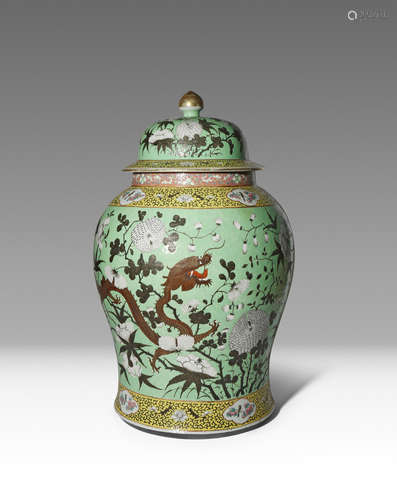 A LARGE CHINESE DAYAZHAI STYLE GREEN-GROUND BALUSTER VASE AND COVER 19TH CENTURY Painted en