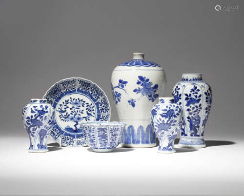 FOUR CHINESE BLUE AND WHITE VASES AND A TEA BOWL AND SAUCER 18TH AND 19TH CENTURY Comprising: a