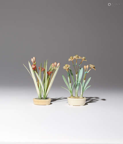 λ A PAIR OF CHINESE IVORY MODELS OF FLOWERS 18TH/EARLY 19TH CENTURY Depicting narcissi and pink