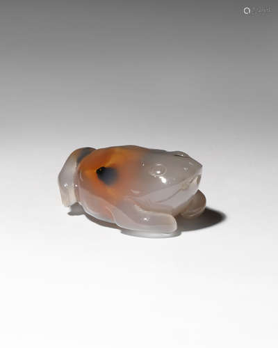 A CHINESE AGATE 'THREE-LEGGED TOAD' PENDANT QING DYNASTY The amphibian carved with its eyes wide