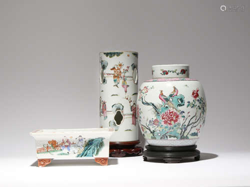 THREE CHINESE FAMILLE ROSE ITEMS 19TH/20TH CENTURY Comprising: a tall cylindrical hat stand