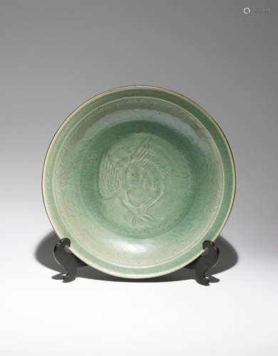 A LARGE CHINESE LONGQUAN CELADON DISH MING DYNASTY Carved to the centre with a large medallion