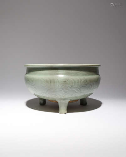 A LARGE CHINESE LONGQUAN CELADON TRIPOD INCENSE BURNER MING DYNASTY The deep rounded sides rising to