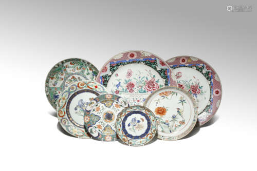 SEVEN CHINESE ENAMELLED PORCELAIN PLATES 18TH CENTURY Comprising: two large famille rose plates