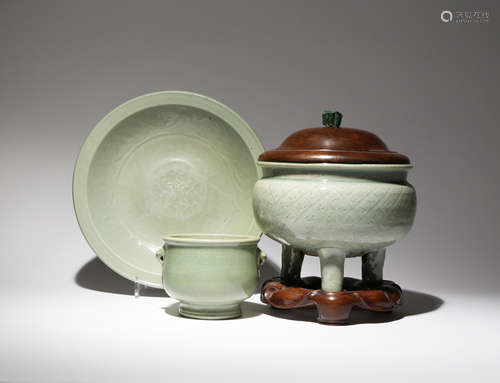 TWO CHINESE LONGQUAN CELADON INCENSE BURNERS AND A DISH MING DYNASTY The larger incense burner