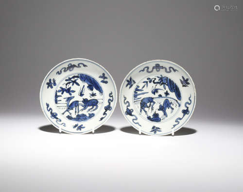 A PAIR OF CHINESE BLUE AND WHITE 'DEER AND MONKEY' SAUCER DISHES LATE JIAJING/EARLY WANLI Each