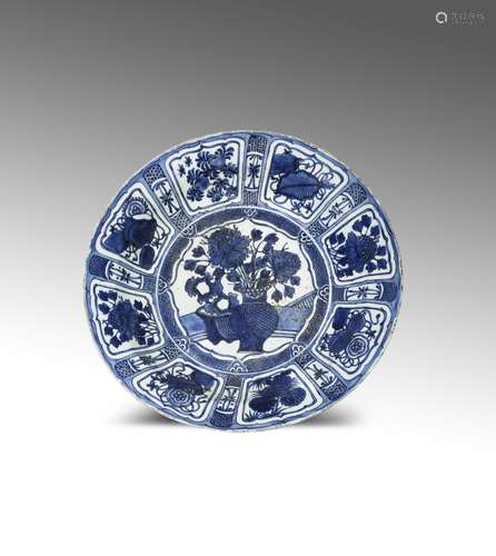 A LARGE CHINESE BLUE AND WHITE KRAAK PORCELAIN DISH WANLI 1573-1620 Painted to the centre with a