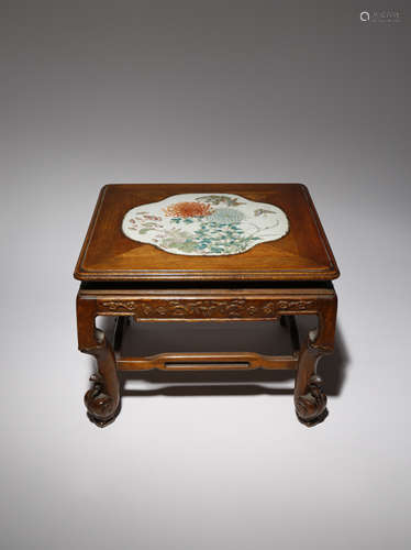 A CHINESE PORCELAIN INSET WOOD STAND LATE QING DYNASTY The top set with a quatrefoil porcelain panel