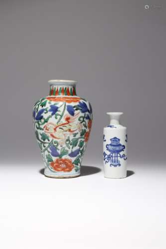 A SMALL CHINESE WUCAI VASE AND A SMALL BLUE AND WHITE VASE 17TH AND EARLY 18TH CENTURY The wucai