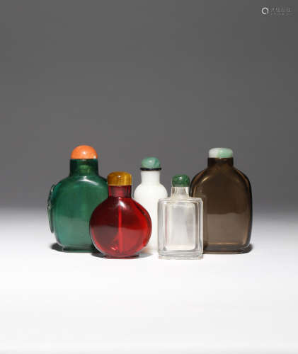 FIVE CHINESE GLASS SNUFF BOTTLES 19TH CENTURY One of a translucent dark grey colour, another green