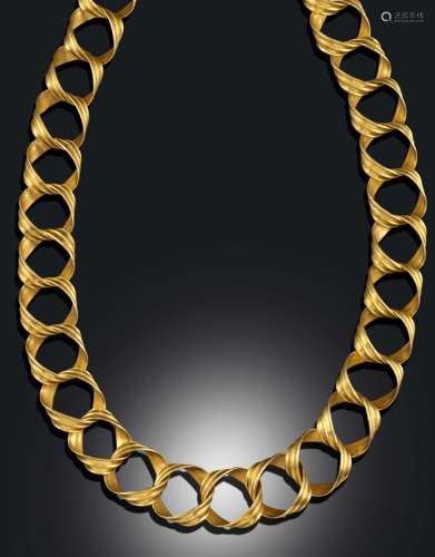 A gold Renaissance-style ribbed and flattened circular-link neck chain-of-office, inspired by an