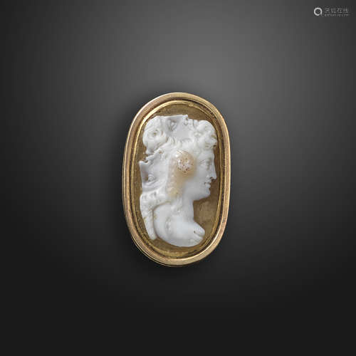 An early 19th century sardonyx cameo ring, depicting a gryllus, set in gold, size N 1/2 (